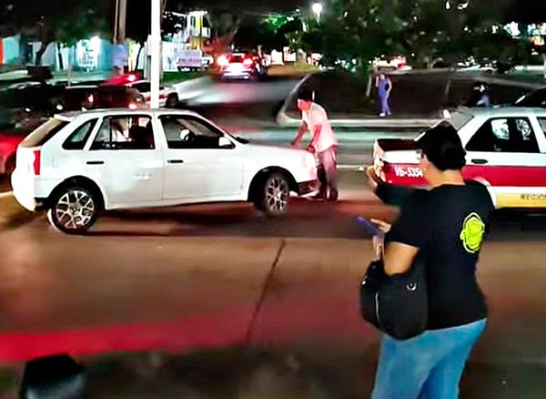 ¡CAFRE CHOCA A TAXISTA Y LE ECHA INCIMA EL VEHÍCULO!