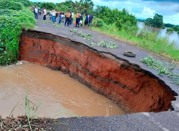 ¡COLAPSÓ PUENTE ENTRE SANTIAGO TUXTLA E ISLA!