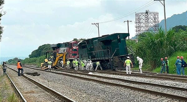 ¡DESCARRILARON DOS LOCOMOTORAS EN IXTACZOQUITLÁN! - *SE LES HACE BOLA EL CAMBIO DE VÍAS