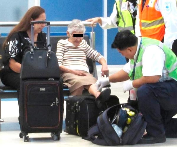 ¡ABUELITA LESIONADA EN EL AEROPUERTO!