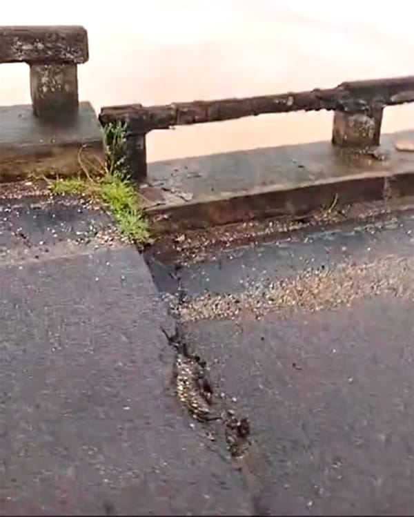 ¡A PUNTO DE COLAPSAR OTRO PUENTE DE LA CARRETERA SANTIAGO TUXTLA-ISLA!