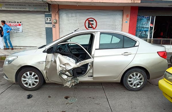 ¡CAMIÓN DE PASAJE DESTROZA PUERTA DE UN AUTOMÓVIL!