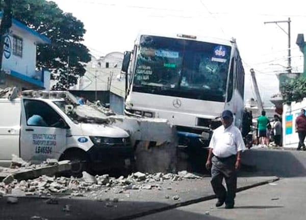 ¡AUTOBÚS FUERA DE CONTROL CHOCÓ CONTRA AUTOMÓVILES Y POSTES!