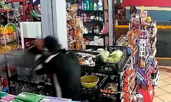 ¡A PUNTA DE PISTOLA ASALTAN TIENDA!