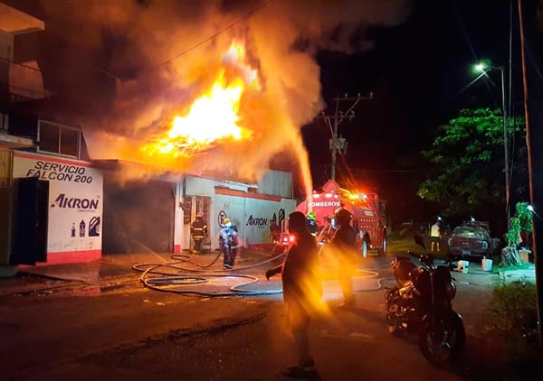 ¡ARDE TALLER MECANICO! - UNA NIÑA RESULTO INTOXICADA POR EL HUMO Y DESALOJARON A FAMILIAS