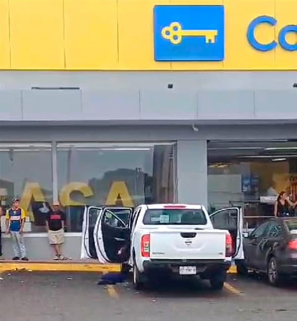 ¡A PLOMAZOS LO ‘LEVANTAN’ EN EL CENTRO COMERCIAL!