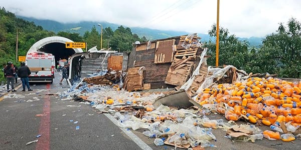 ¡“VOLARON” LOS CHESCOS! - *EL TRAILER QUEDÓ DESTROZADO Y TODA LA CARGA FUE ROBADA POR RAPIÑEROS *AUTOPISTA PUEBLA-ORIZABA