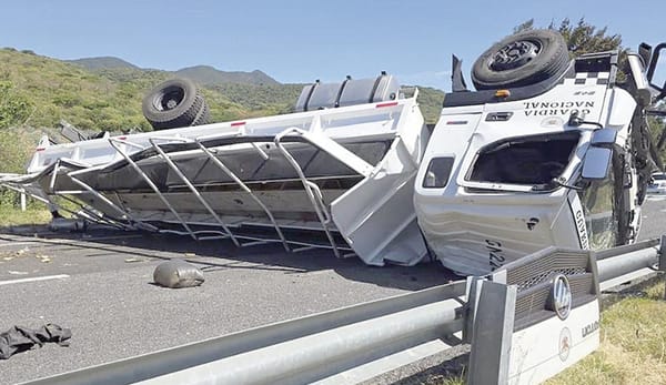 ¡VUELCA CAMIÓN DE LA GUARDIA NACIONAL EN AUTOPISTA DE MICHOACÁN!