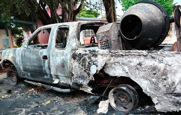 ¡ARDE CAMIONETA EN LA PRIMARIA “LEONA VACARIO”!