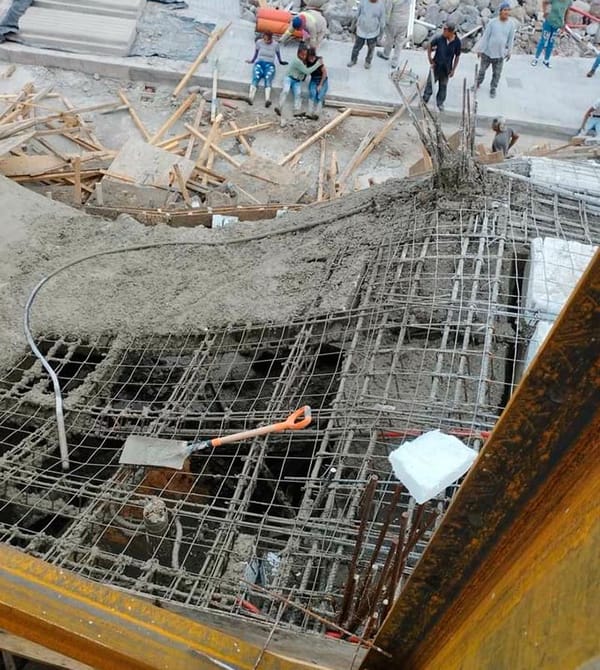 ¡COLAPSA COLADO DE CONCRETO EN EL AQUARIUM DE VERACRUZ!