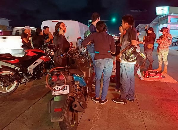 ¡MOTOCICLISTA ARROLLA A UNA FAMILIA!