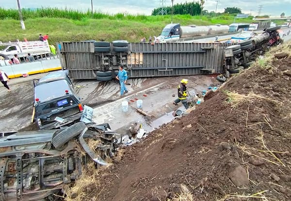 ¡CARAMBOLAZO: 6 HERIDOS! - TRÁILER EMBISTE A CUATRO CAMIONETAS PROCENDENTES DE ESTADOS UNIDOS