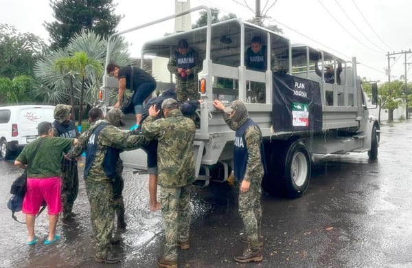 ¡SACAN EL PLAN MARINA! - *El agua no los dejaba salir de sus casas