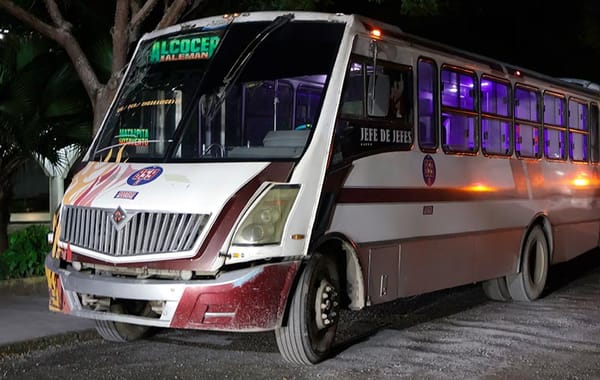 ¡VÁNDALO APUÑALÓ A CHOFER DE AUTOBÚS!