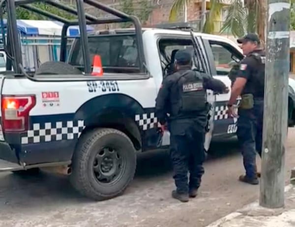 ¡POLICÍAS ESTATALES LE QUERÍAN QUITAR LA MOTOCICLETA!