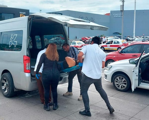 ¡UN INFARTO LE ARREBATA LA VIDA A CONDUCTORA! - *ESPERABA EL CAMBIO DEL SEMÁFORO FRENTE A PLAZA LAS BRISAS