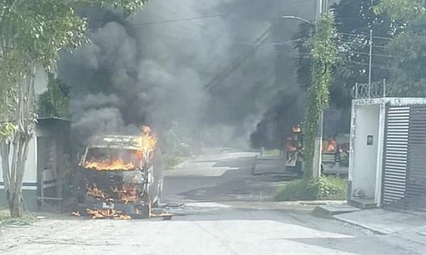 ¡QUEMAN VEHÍCULOS, NEGOCIOS Y TIRAN PONCHALLANTAS EN TABASCO!