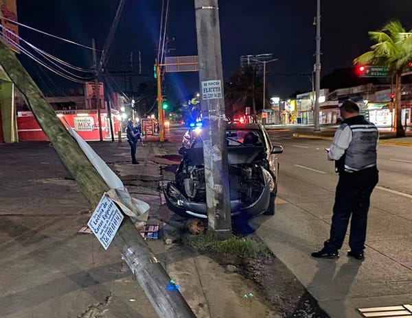 ¡ABANDONAN AUTO CHOCADO CONTRA POSTE DE TELMEX!