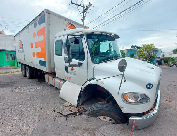 ¡CAMIÓN SE ATORÓ EN CHIQUI CRÁTER!