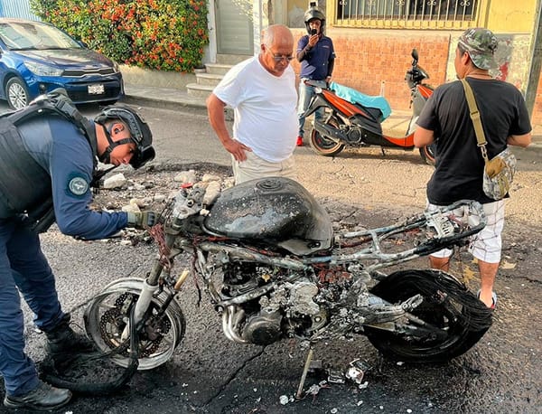 ¡MOTOCICLETA CARBONIZADA!