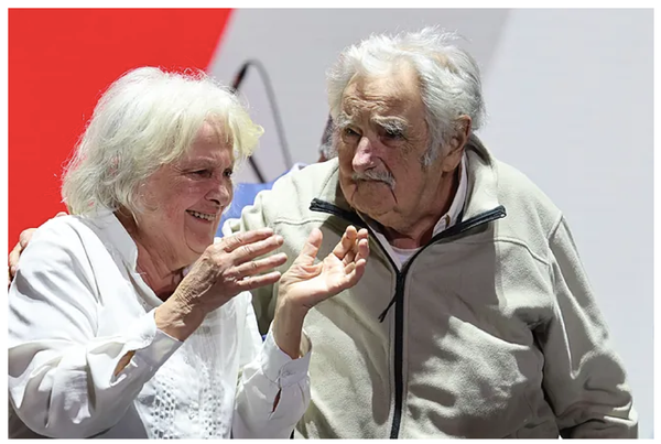 ¡EX PRESIDENTE JOSÉ MUJICA REAPARECE EN ACTO ELECTORAL EN URUGUAY!