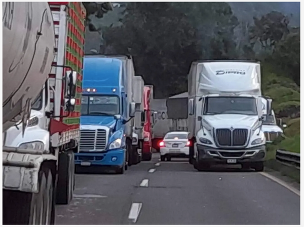 A VUELTA DE RUEDA! Tras derrumbe en Maltrata. Largas filas de vehículos en la Veracruz-Xalapa