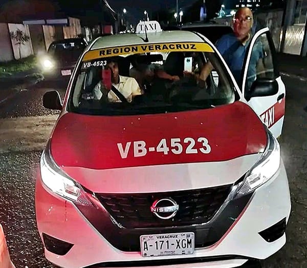 ¡DENUNCIAN A TAXISTA BORRACHO Y ARMADO CON UN PUÑAL!