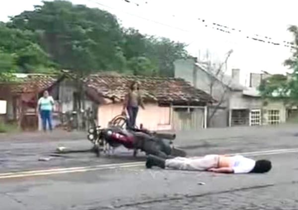 ¡MOTORIZADO CHOCÓ DE FRENTE CONTRA CAMIONETA!