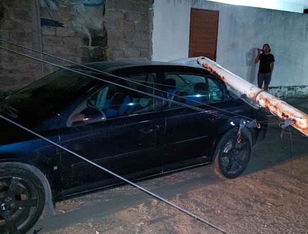 ¡LUMINARIA CAE SOBRE COCHE POR EL “NORTE”!