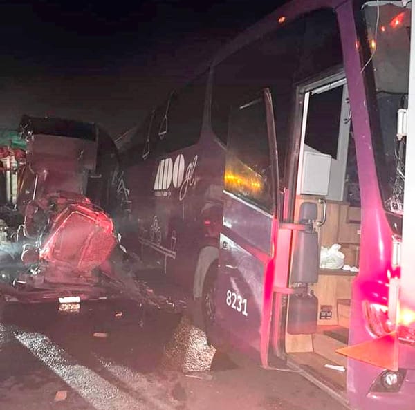 ¡CARAMBOLAZO: 6 HERIDOS! - *UN ADO, DOS CAMIONES DE CARGA Y DOS CAMIONETAS *AUTOPISTA CÓRDOBA-VERACRUZ