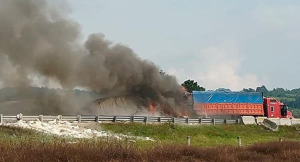 ¡MUEREN CALCINADOS! - PIERDEN LA VIDA CHOFER Y SU AYUDANTE EN CHOQUE DE DOS TRAILERES *AUTOPISTA PUEBLA-ORIZABA