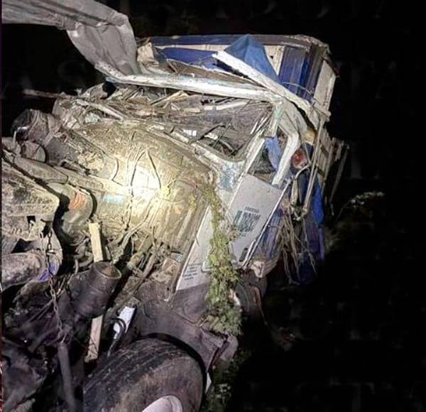 ¡MUERTE EN LAS CUMBRES! - TRACTOCAMION CAE EN BARRANCO PROFUNDO Y CHOFER MUERE PRENSADO