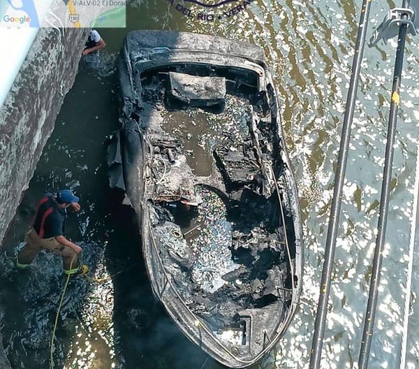 ¡ARDE EL YATE “7 MARES”! - LA EMBARCACION SE SOLTO Y ESTABA A LA DERIVA EN LA BOCANA DEL RÍO JAMAPA