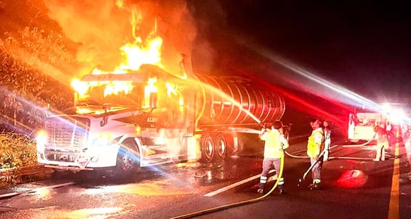 ¡ARDIÓ TRÁILER EN LA AUTOPISTA!