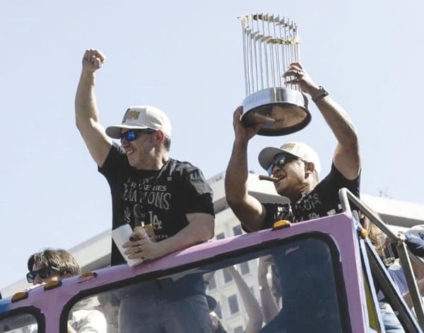 ¡CELEBRAN DODGERS TÍTULO DE SERIE MUNDIAL CON MILES DE FANS!