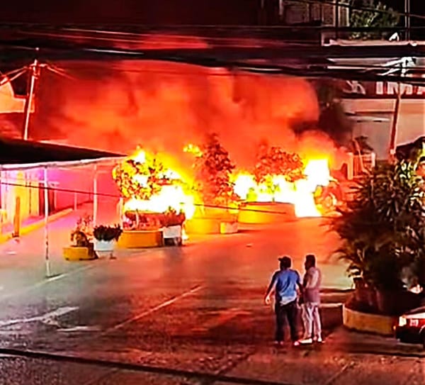 ¡COMANDO INCENDIA DOS TAXIS EN TIHUATLÁN!