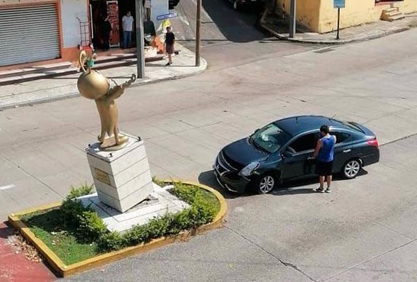 ¡AUTOMOVILÍSTA SE ESTRELLA CONTRA EL MONUMENTO A CRI CRI EN ORIZABA!