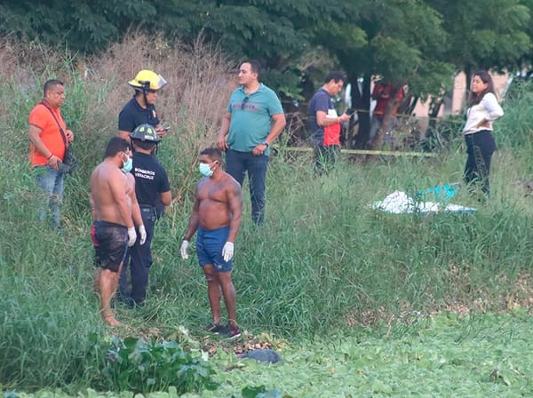 ¡LOCALIZAN CADÁVER FLOTANDO EN CANAL DE AGUAS NEGRAS!