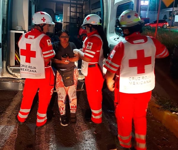 ¡“MONSTRUO” LE PEGA UN SUSTO Y CAE DE LA MOTO!