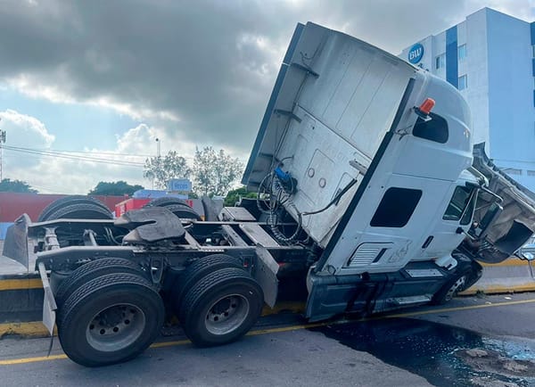 ¡“MONSTRUO” SE QUEDÓ ATORADO EN EL MURO!