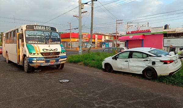 ¡CAMIÓN DE PASAJE EMBISTE Y ARRASTRA A MATRIMONIO! - RÍO MEDIO II