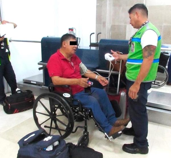 ¡PASAJERO SE GOLPEA POR CAÍDA EN EL AEROPUERTO!