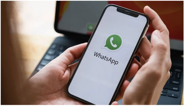 ¡A PURO WHATSAPP! - * La renuncian por redes sociales