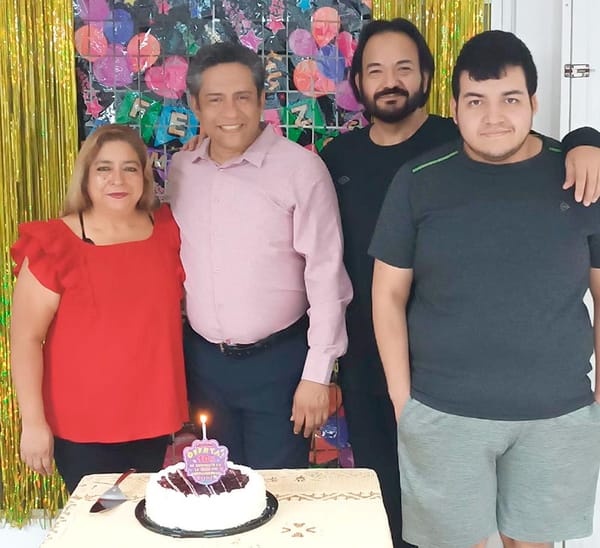 ERNESTO MARCIAL MARTÍNEZ CELEBRA SU CUMPLEAÑOS