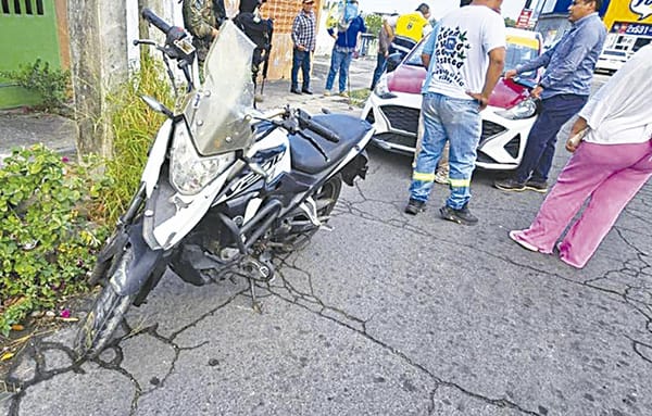 ¡ACABA EN EL HOSPITAL TRAS EMBESTIR AL TAXI!