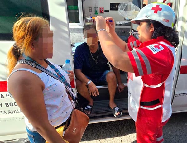 ¡PAREJA VUELA DE LA MOTO POR TRANCAZO!