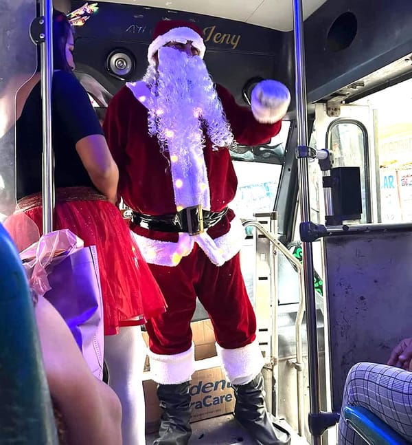 ¡OPERADOR DE TRANSPORTE PÚBLICO SE DISFRAZA DE SANTA CLAUS!