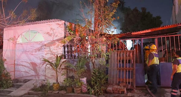 ¡VECINOS RESCATAN A ABUELITO ATRAPADO DE CASA EN LLAMAS!