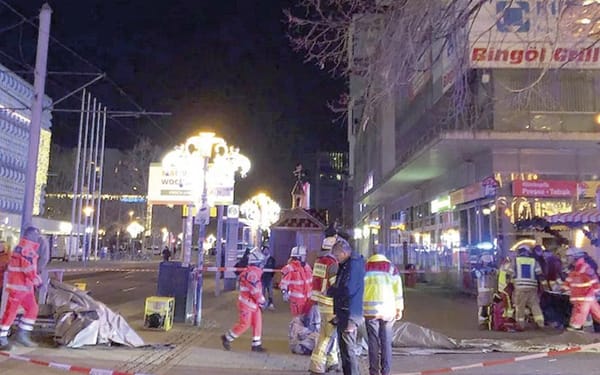 ¡ATROPELLAMIENTO MASIVO EN EL MERCADO NAVIDEÑO! - DOS MUERTOS Y 68 HERIDOS