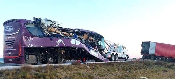 ¡TRAGEDIA EN PEROTE! - CHOCA AUTOBUS ADO CONTRA TRAILER CON SALDO DE OCHO MUERTOS